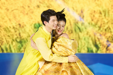 "Váy bánh xèo" của Nguyễn Minh Công khiến khán giả thích thú