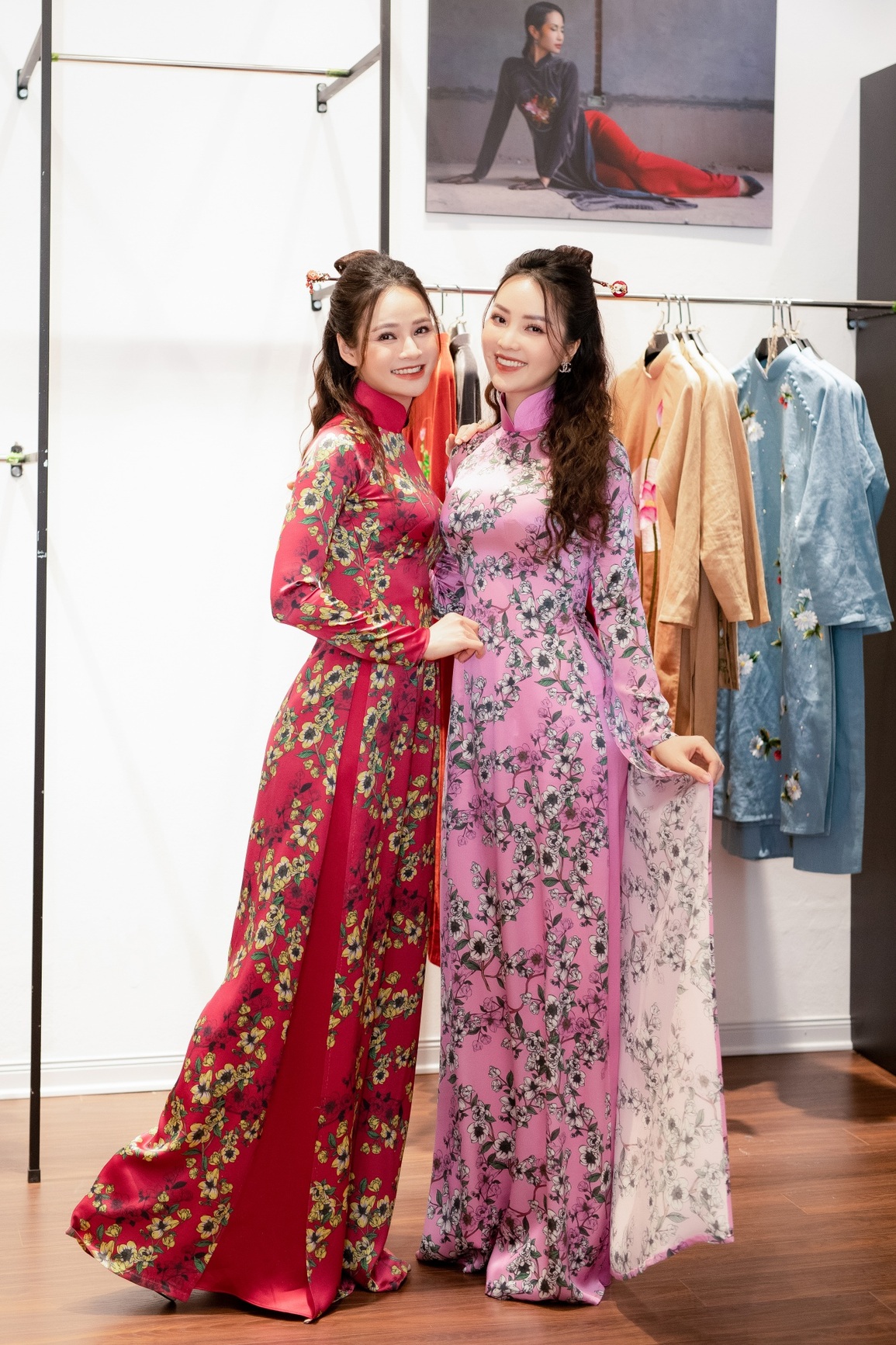Á hậu Thụy Vân, BTV Thu Hương đọ nhan sắc với áo dài NTK Vũ Thu Trang - 3 Á hậu Thụy Vân, BTV Thu Hương đọ nhan sắc với áo dài NTK Vũ Thu Trang - 3
