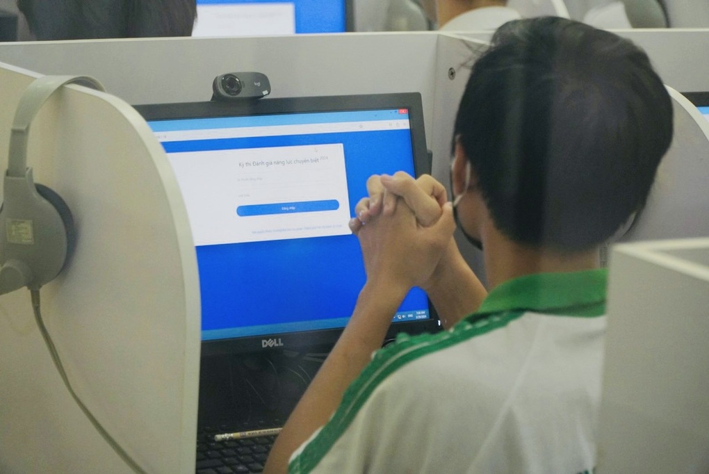 Máy quét kiểm tra thí sinh thi vào Trường ĐH Sư phạm TPHCM - 2 Máy quét kiểm tra thí sinh thi vào Trường ĐH Sư phạm TPHCM - 2