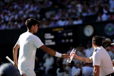 Alcaraz được ca ngợi khi tặng nước cho cổ động viên bị say nắng