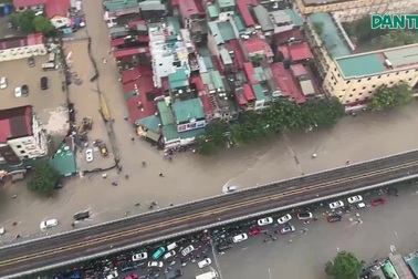 Hà Nội mênh mông biển nước nhìn từ trên cao