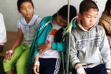 Vụ đồ chơi phát nổ: 7 học sinh tái nhập viện vì khó thở, tức ngực