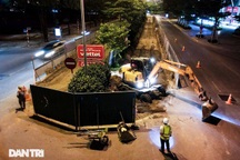 Công nhân gấp rút xén giải phân cách đường Tôn Thất Thuyết trong đêm