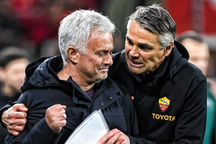 HLV Mourinho bật khóc trong ngày lập kỷ lục vĩ đại