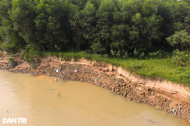 Sạt lở nghiêm trọng kéo dài dọc bờ sông Lam, dân lo lắng