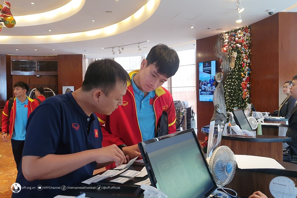 Tuyển Việt Nam đến Philippines, bất ngờ vì được cổ động viên chào đón - 8 Tuyển Việt Nam đến Philippines, bất ngờ vì được cổ động viên chào đón - 8