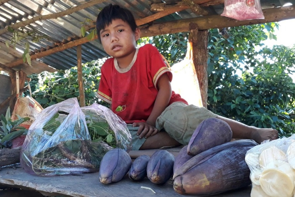 Độc đáo chợ 10 nghìn đồng nuôi chữ của trẻ em vùng cao - 3 Độc đáo chợ 10 nghìn đồng nuôi chữ của trẻ em vùng cao - 3