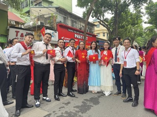 NSND Xuân Bắc đến thăm dàn nghệ sĩ hợp luyện ở Quảng trường Ba Đình - 9