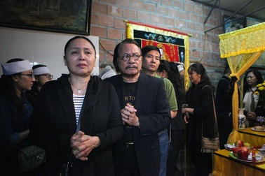 Dàn nghệ sỹ gạo cội thẫn thờ đến tiễn biệt nghệ sỹ Hoàng Thắng