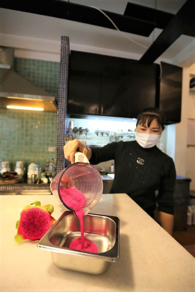Bánh cuốn thanh long độc đáo nhất Hà Thành được làm như thế nào - Ảnh 5. Bánh cuốn thanh long độc đáo nhất Hà Thành được làm như thế nào - Ảnh 5.