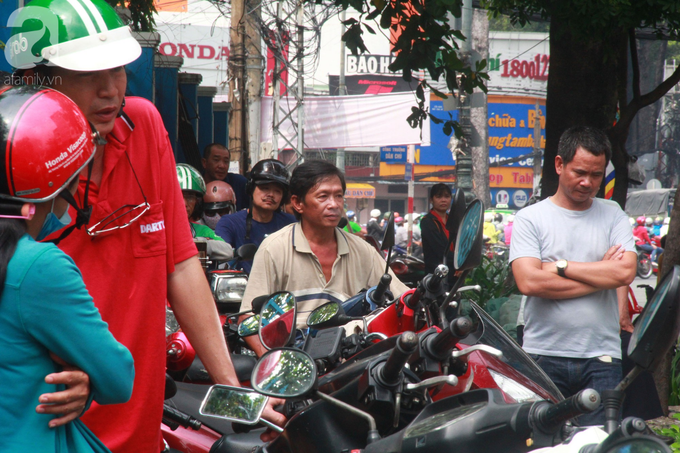 Phụ huynh lo lắng, đội mưa đợi con trong ngày đầu kỳ thi tuyển sinh vào lớp 10 - Ảnh 12. Phụ huynh lo lắng, đội mưa đợi con trong ngày đầu kỳ thi tuyển sinh vào lớp 10 - Ảnh 12.