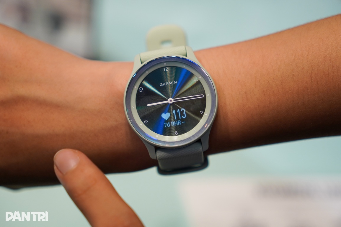 Smartwatch có màn hình cảm ứng kết hợp kim analog cổ điển - 4 Smartwatch có màn hình cảm ứng kết hợp kim analog cổ điển - 4