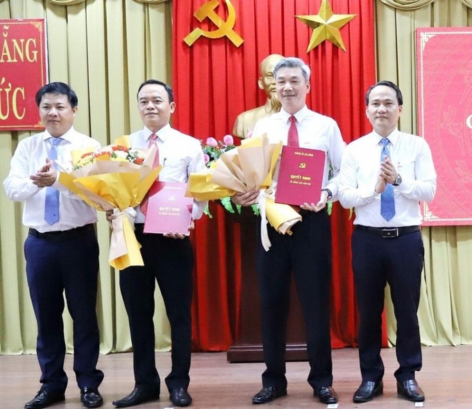 Ông Nguyễn Viết Hùng - Phó trưởng Ban Tổ chức Thành uỷ Đà Nẵng (thứ 2 từ trái qua) đã có đơn xin nghỉ hưu trước tuổi. Nguồn: PLO