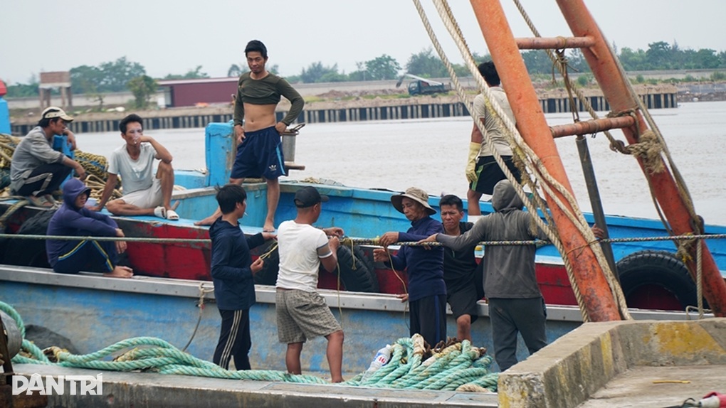Ngư dân Nam Định chằng buộc tàu thuyền, đan lưới chờ bão Talim đi qua - 2 Ngư dân Nam Định chằng buộc tàu thuyền, đan lưới chờ bão Talim đi qua - 2
