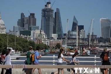 Lương cơ bản của người dân Anh tăng mạnh nhất trong gần một thập kỷ