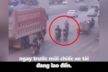 Người đàn ông phản ứng cực nhanh, cứu mạng chính mình dưới bánh xe tải