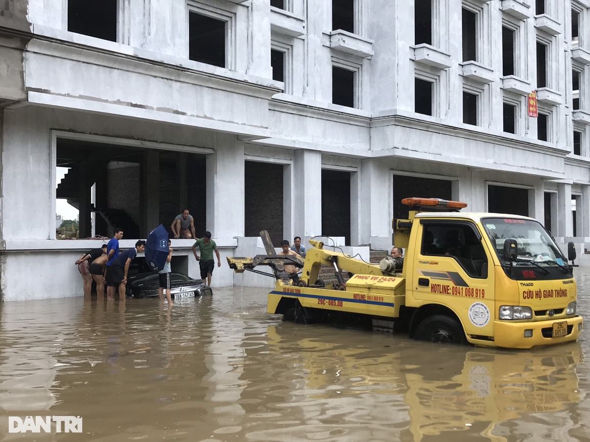 Hà Nội phố cũng như sông, dịch vụ chở người bằng xe bò kiếm bộn tiền - 10 Hà Nội phố cũng như sông, dịch vụ chở người bằng xe bò kiếm bộn tiền - 10