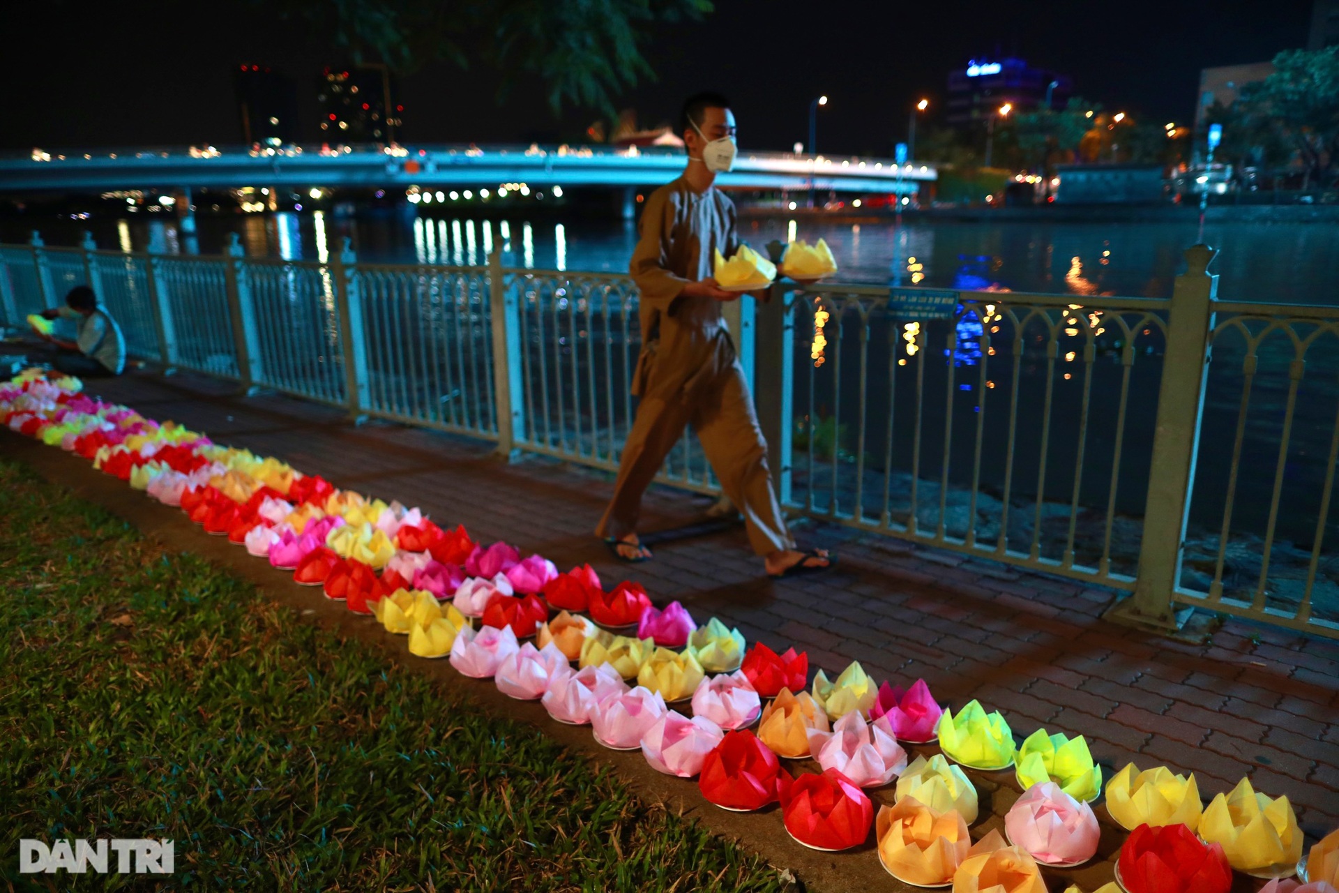 Hình ảnh ấn tượng tại lễ tưởng niệm đồng bào đã mất trong đại dịch Covid-19 - 11