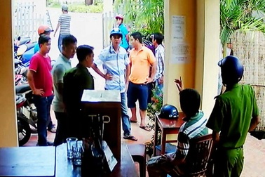 Kẻ lạ mặt chém chủ nhà nghỉ rồi bỏ chạy