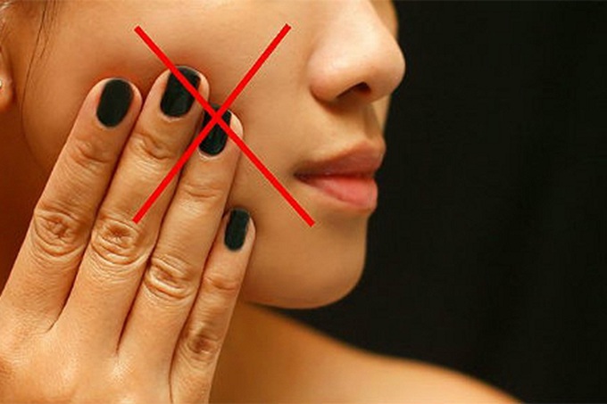 Từ bỏ thói quen sờ tay lên mặt là cách bảo vệ da tuyệt vời. Bàn tay chứa rất nhiều vi khuẩn, chạm tay lên mặt là cách khiến vi khuẩn tiếp xúc trực tiếp với da, có thể gây ra mụn hoặc các vấn đề da nghiêm trọng khác.