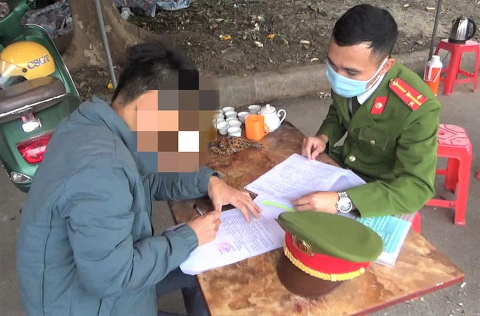 Đi chợ hoa xuân không đeo khẩu trang, 5 người bị xử phạt 10 triệu đồng - 2 Đi chợ hoa xuân không đeo khẩu trang, 5 người bị xử phạt 10 triệu đồng - 2