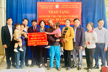 Bạn đọc Dân trí giúp đỡ 2 cháu bé mồ côi gần 300 triệu đồng