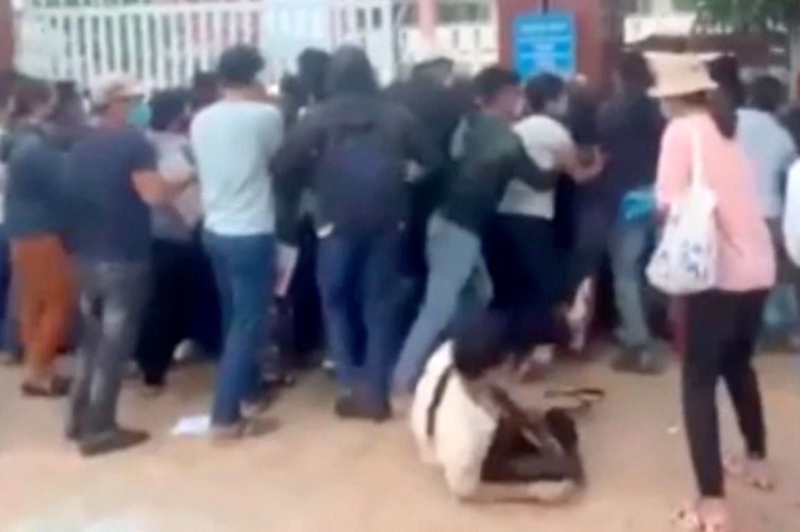 Hàng trăm người chen lấn xô nhau ngã lăn quay khi đi làm sổ đỏ - 3 Hàng trăm người chen lấn xô nhau ngã lăn quay khi đi làm sổ đỏ - 3
