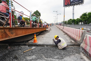 Nhịp cầu Bình Triệu 1 bắt đầu tách khỏi đầu mố