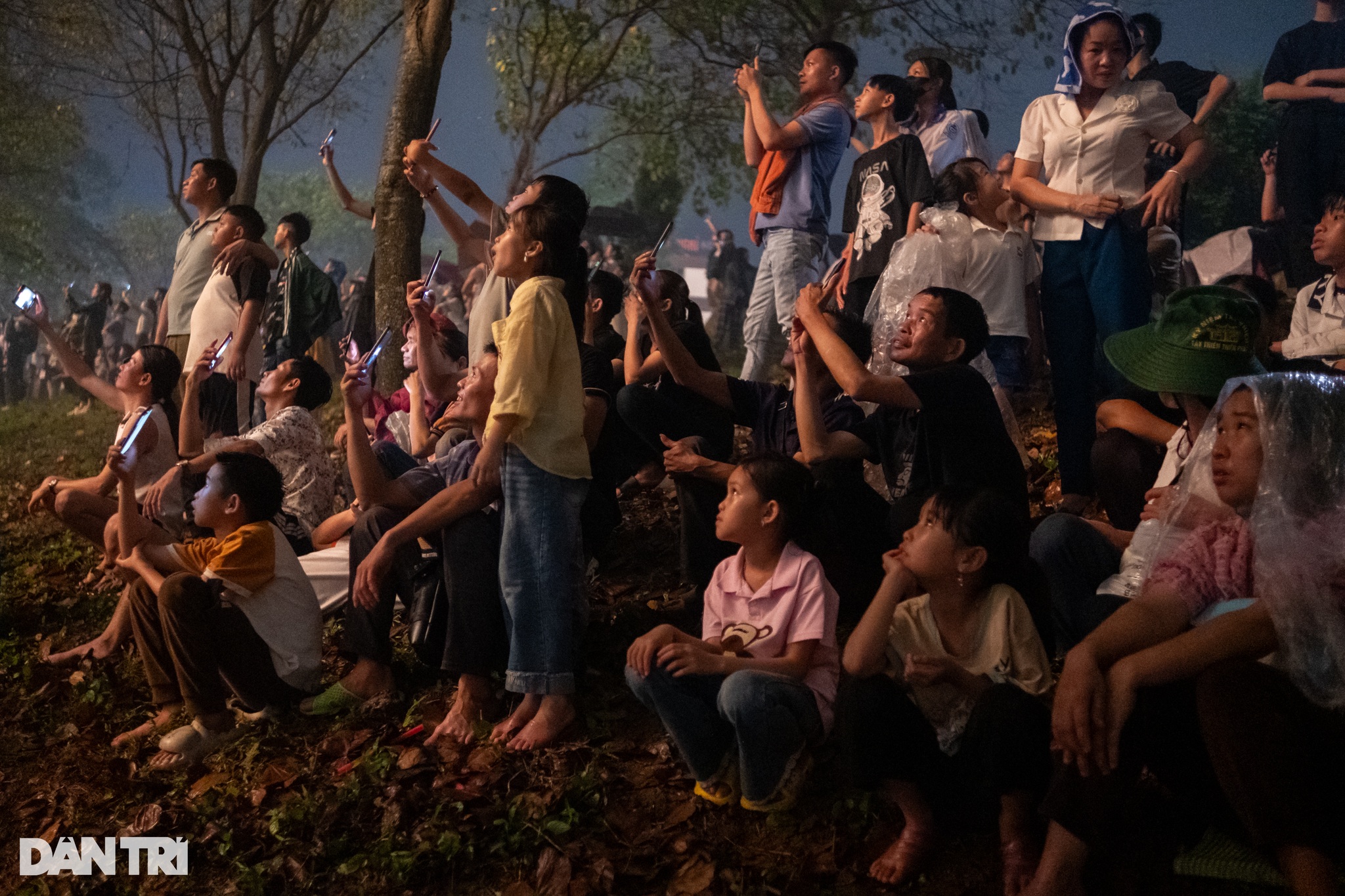 Hàng vạn người đội mưa xem pháo hoa ở Phú Thọ dịp Giỗ Tổ Hùng Vương - 12 Hàng vạn người đội mưa xem pháo hoa ở Phú Thọ dịp Giỗ Tổ Hùng Vương - 12