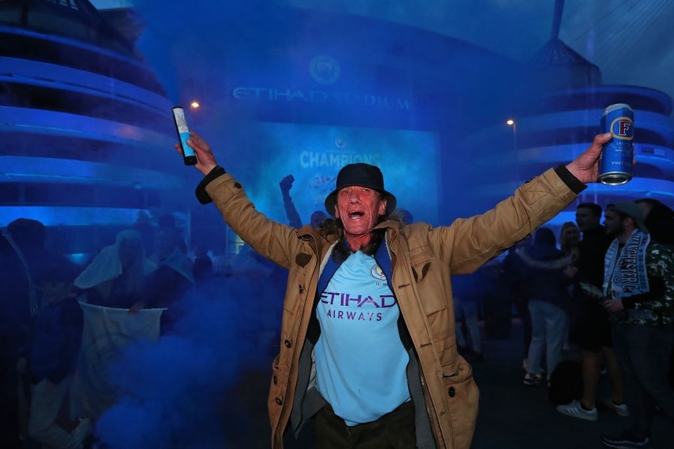 Cổ động viên đổ về Etihad ăn mừng Man City vô địch Premier League - 16 Cổ động viên đổ về Etihad ăn mừng Man City vô địch Premier League - 16