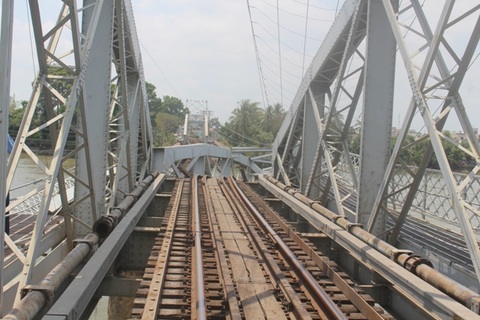 Bắt 2 người điều khiển sà lan đâm sập cầu Ghềnh