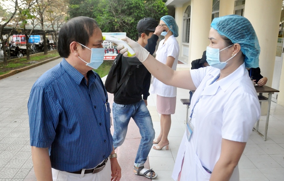 Chủ tịch tỉnh Thừa Thiên Huế kiểm tra công tác phòng dịch của nhà trường - 9