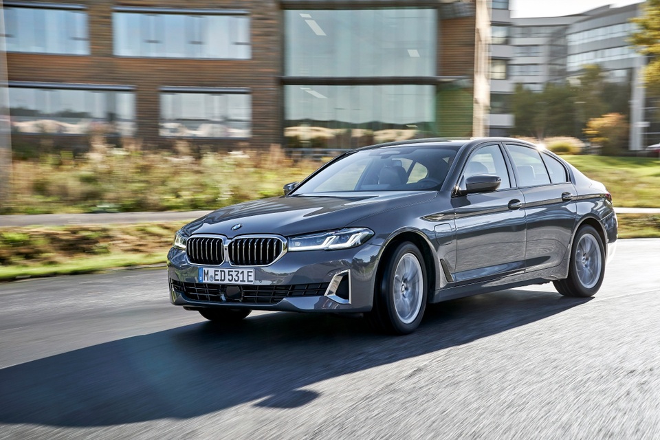 BMW 5 Series phiên bản mới sắp được ra mắt tại Việt Nam - 2 BMW 5 Series phiên bản mới sắp được ra mắt tại Việt Nam - 2