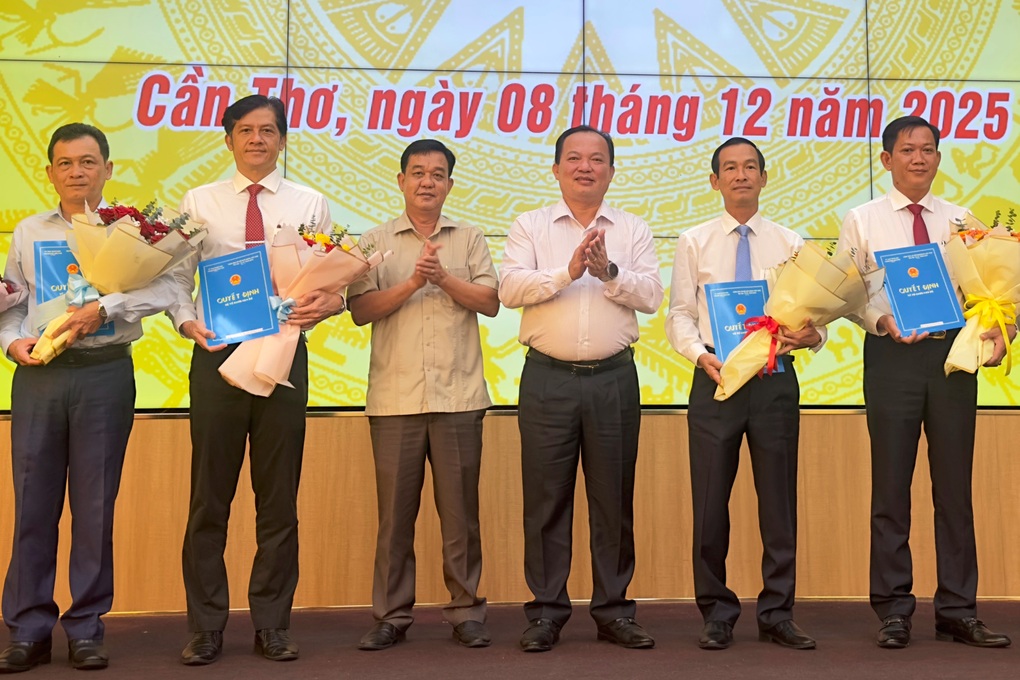 कैन थो कई प्रमुख व्यक्तियों की नियुक्ति और निर्णय करता है - 1 Cần Thơ bổ nhiệm, trao quyết định nhiều nhân sự chủ chốt - 1