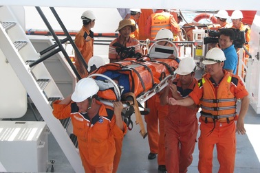 Đưa 2 ngư dân bị thương nặng ngoài Hoàng Sa vào bờ cấp cứu