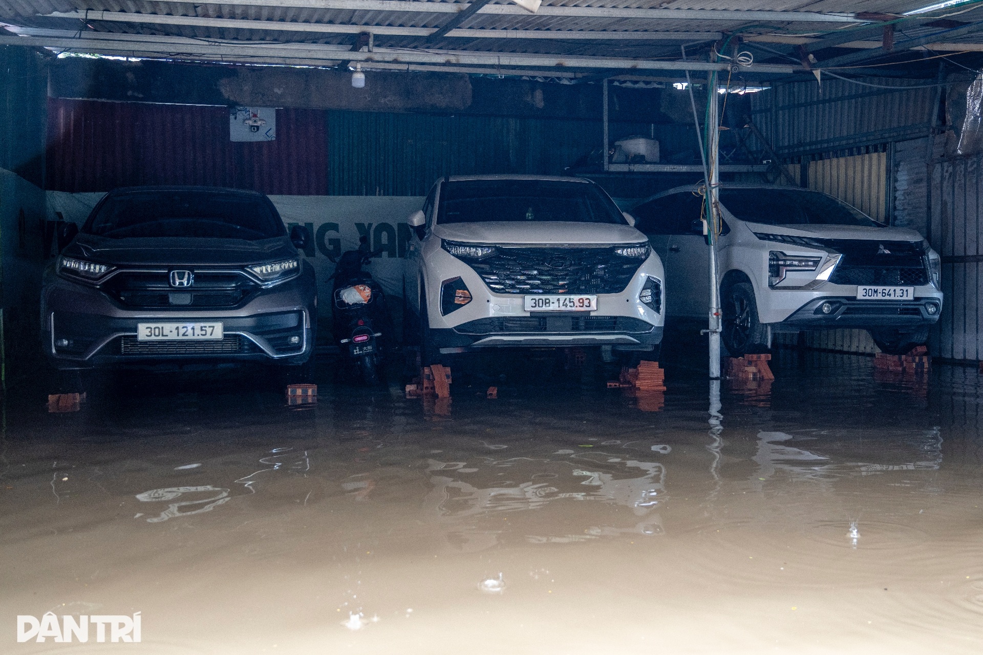 Muôn kiểu ứng phó mưa lớn, vượt ngập sâu của người Hà Nội - 17 Muôn kiểu ứng phó mưa lớn, vượt ngập sâu của người Hà Nội - 17