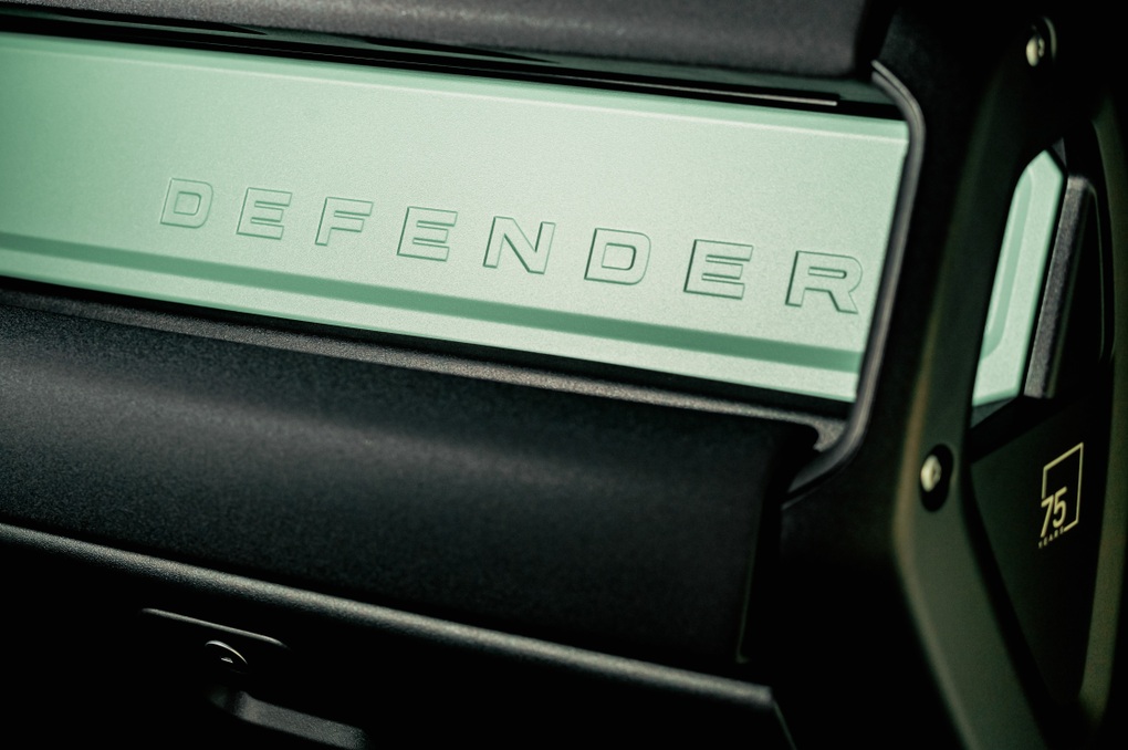 Land Rover Defender bản kỷ niệm có giá 6,9 tỷ đồng, chỉ 5 xe tại Việt Nam - 6 Land Rover Defender bản kỷ niệm có giá 6,9 tỷ đồng, chỉ 5 xe tại Việt Nam - 6