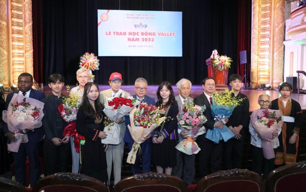 Nữ sinh người Nùng vượt định kiến con gái không cần học cao - 2 Nữ sinh người Nùng vượt định kiến con gái không cần học cao - 2