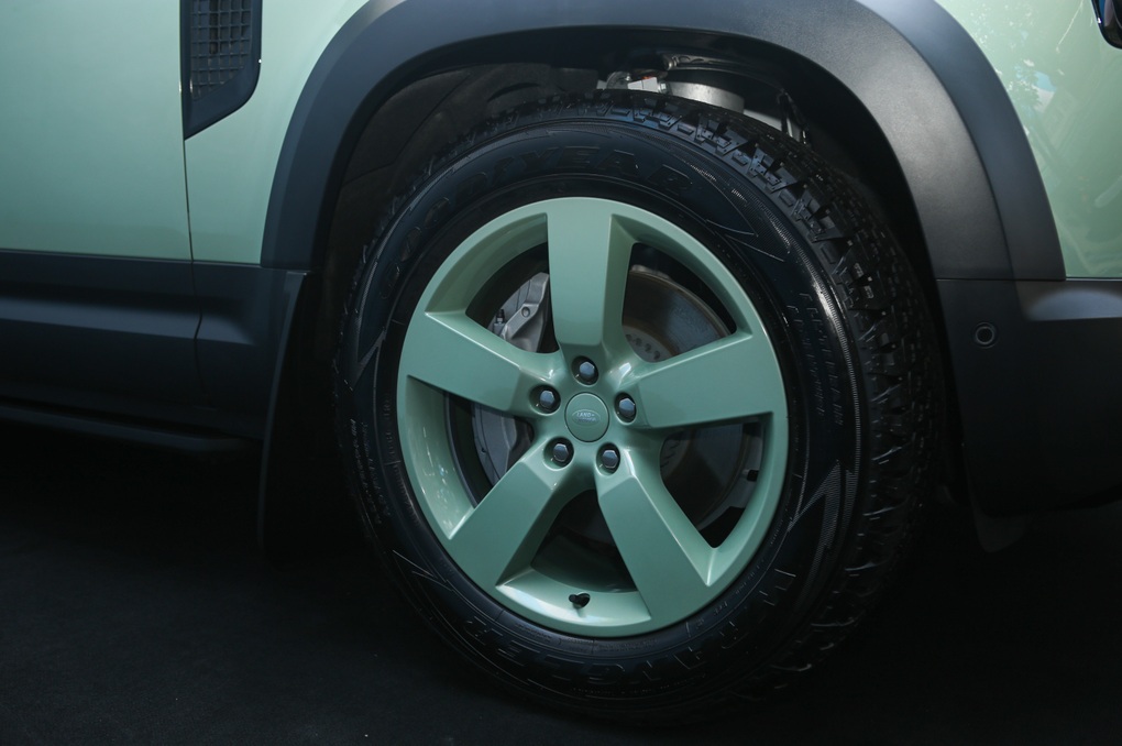 Land Rover Defender bản kỷ niệm có giá 6,9 tỷ đồng, chỉ 5 xe tại Việt Nam - 3 Land Rover Defender bản kỷ niệm có giá 6,9 tỷ đồng, chỉ 5 xe tại Việt Nam - 3