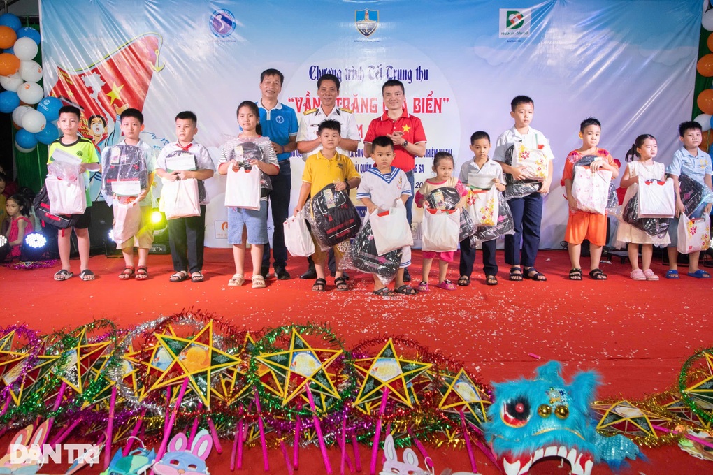 Vượt sóng mang Trung thu tới các em học sinh trên quần đảo Trường Sa - 1 Vượt sóng mang Trung thu tới các em học sinh trên quần đảo Trường Sa - 1