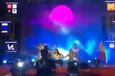 Sinh viên ĐH Luật nhảy cover N-Sao (Suboi) và Đi đu đưa đi (Bích Phương)