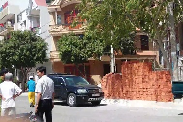 Bị xử lý vì xây dựng sai phép, chủ nhà tông thẳng vào xe cơ quan chức năng