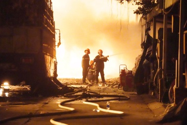 1.000m2 nhà xưởng và 30 tấn bông gòn ra tro vì một mẩu tàn thuốc?