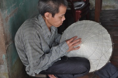 Chồng tật nguyền ngồi khâu nón mơ có tiền cho vợ đi viện