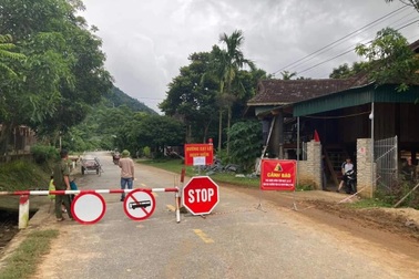 Nam thanh niên đấm vào mặt cán bộ do bị cấm đi vào khu vực sạt lở