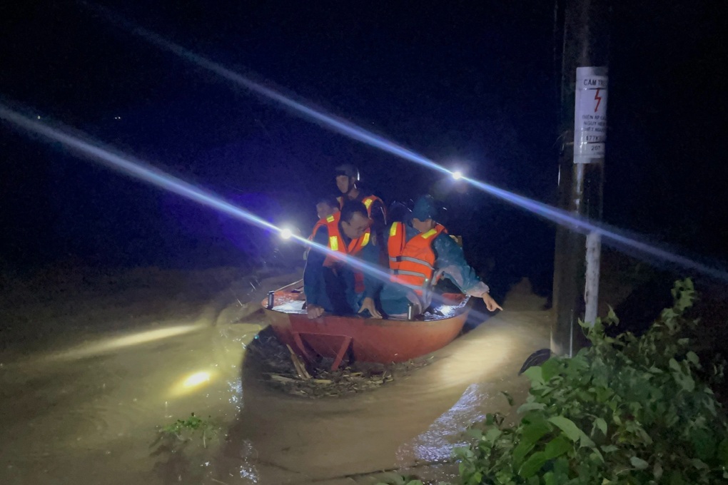 Chủ tịch xã chèo thuyền đưa đoàn công tác ra khỏi vùng lũ - 3