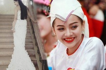 Cô gái Chăm đẹp hút hồn với váy cưới làm từ giấy ăn