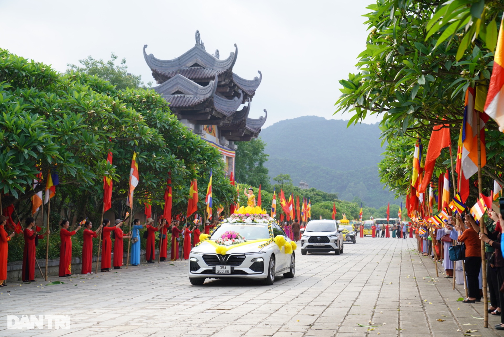 Nghi thức tắm Phật trong đại lễ Phật đản ở ngôi chùa lớn nhất Việt Nam - 2 Nghi thức tắm Phật trong đại lễ Phật đản ở ngôi chùa lớn nhất Việt Nam - 2
