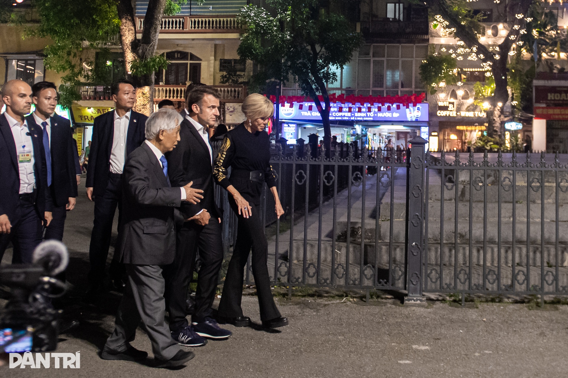 Tổng thống Pháp Emmanuel Macron dạo quanh hồ Hoàn Kiếm, bắt tay người dân - 5 Tổng thống Pháp Emmanuel Macron dạo quanh hồ Hoàn Kiếm, bắt tay người dân - 5