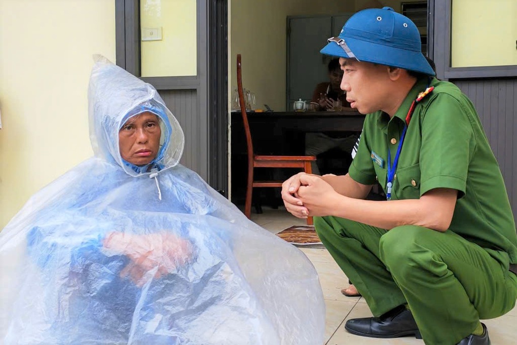Giải cứu người phụ nữ nằm giữa đường trong lúc trời mưa bão - 2 Giải cứu người phụ nữ nằm giữa đường trong lúc trời mưa bão - 2